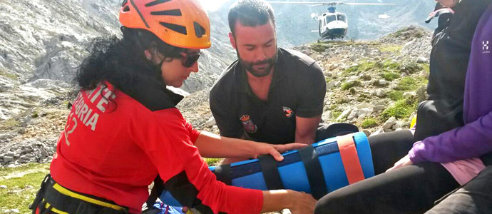 El helicptero del Gobierno rescata a una senderista herida en Picos de Europa
