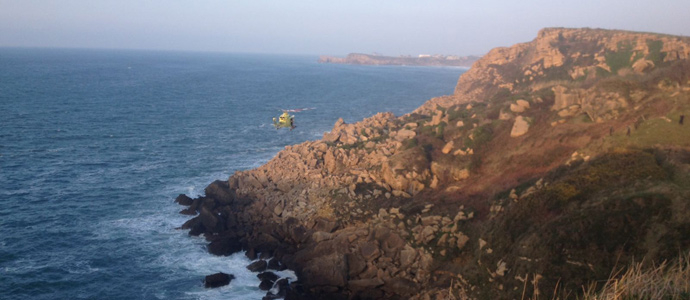 Rescatan a un pescador cado en un acantilado de Suances