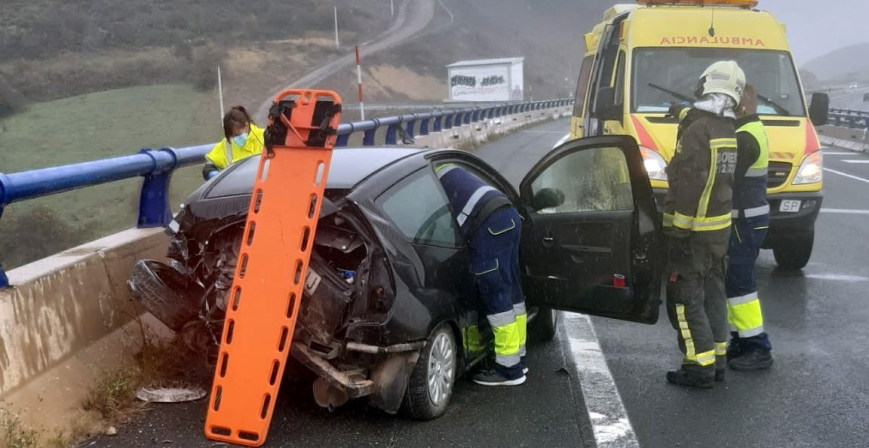 Herida leve una conductora que colision contra un viaducto de la A-67 en Campoo de Enmedio