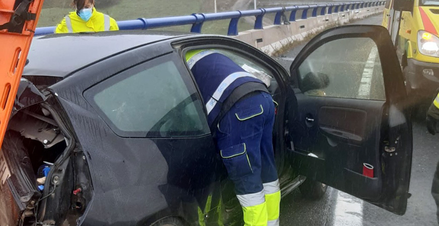 Herida leve una conductora que colision contra un viaducto de la A-67 en Campoo de Enmedio
