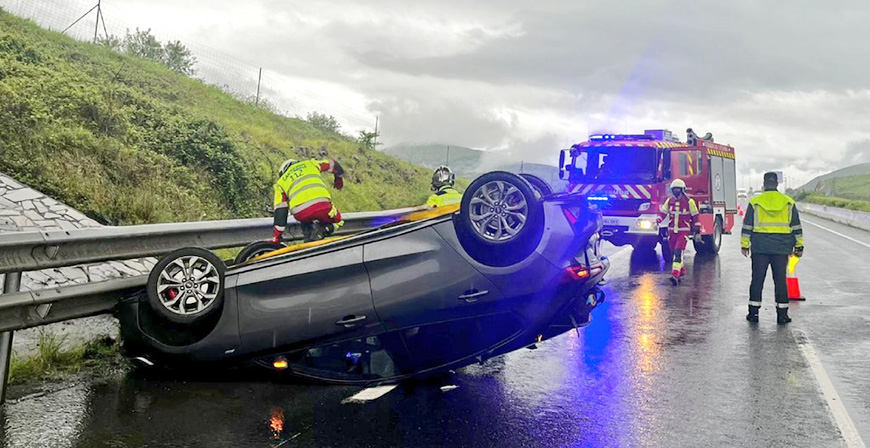Herida leve una menor tras volcar el vehculo en el que viajaba por al A-67 en Santiurde de Reinosa 