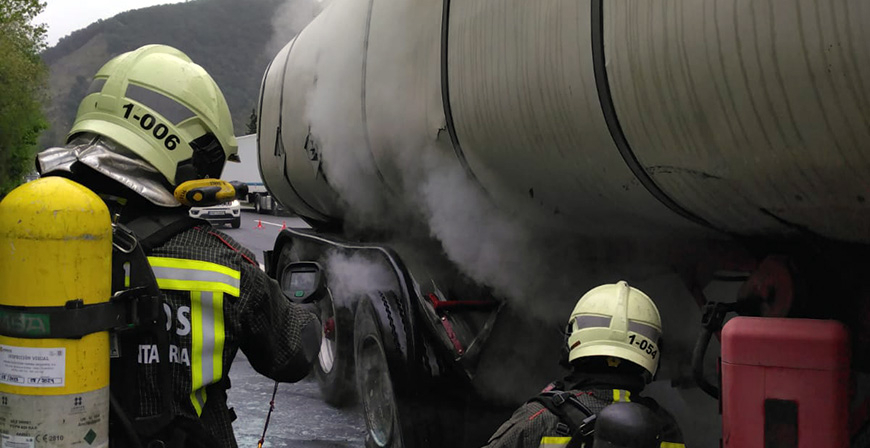 Herido un camionero tras el incendio de la rueda de la cisterna que conduca en la A8