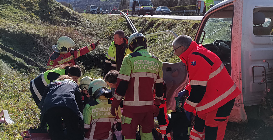 Herido un camionero tras salirse de la v�a en la A-8 