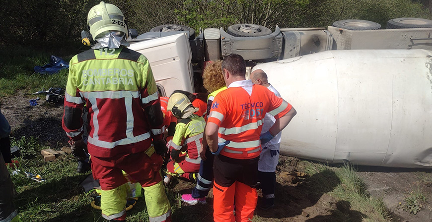Herido el conductor de un cami�n tras volcar en el puerto del Escudo