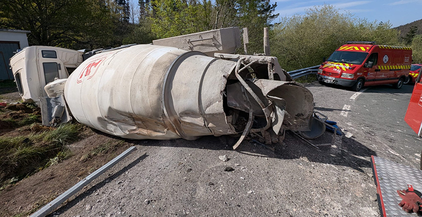 Herido el conductor de un cami�n tras volcar en el puerto del Escudo