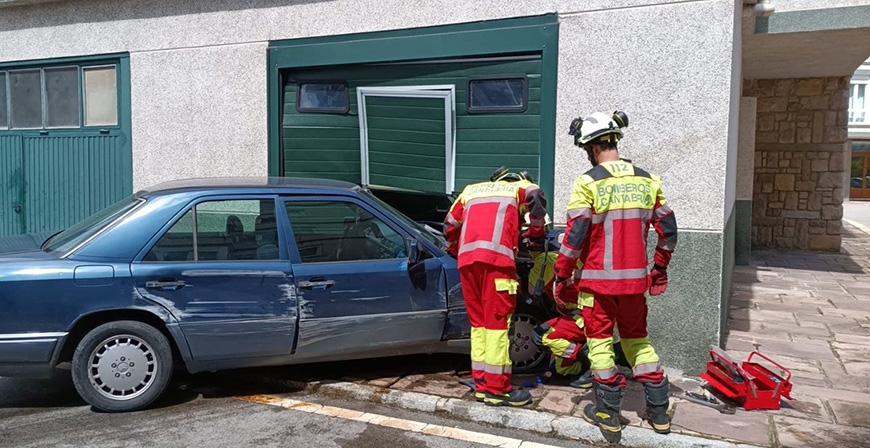 Herido un conductor tras chocar contra un garaje en Reinosa