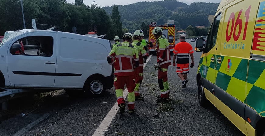 Herido un conductor tras una colisi�n entre una furgoneta y gr�a en la A-8