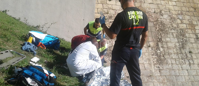 Herido grave un ciclista al caer 10 metros tras chocarse contra un muro de la presa del Embalse del Ebro en Arroyo