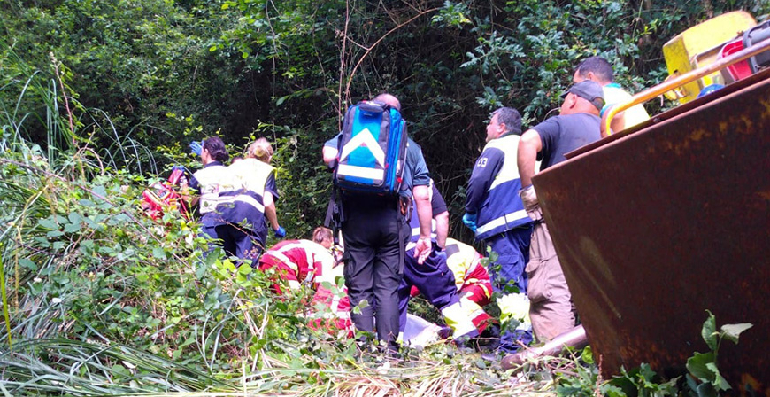 Herido grave un hombre de 65 aos al volcar la excavadora que conduca