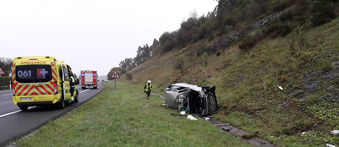 Un herido leve al salirse de la va y volcar su vehculo en la A-8