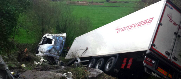 Un herido leve al volcar un triler en la A8 a la altura de Treto