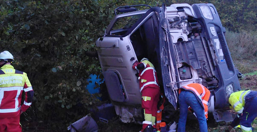 Herido leve un conductor tras salirse de la va y volcar con un camin-hormigonera en la CA-730