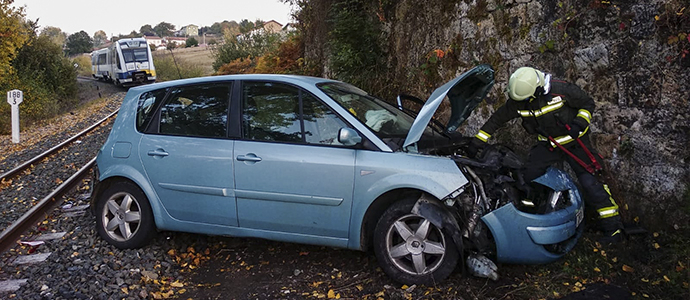 Herido leve un hombre despus de que un tren arrollara su coche en Las Rozas de Valdearroyo 