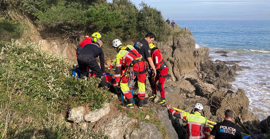 Herido muy grave un hombre de 61 aos al caer en una grieta de los acantilados de Noja
