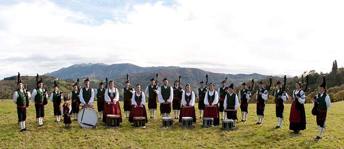 Hermanamiento entre NaHeBa y la Banda Gaites de Villaviciosa en el Folkomillas