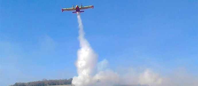 Un hidroavin del Ministerio de Agricultura se incorpora a las tareas de extincin del incendio de Sili
