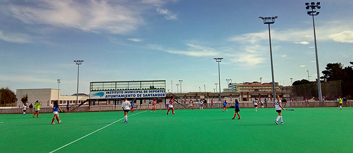 El hockey campurriano debuta en Santander con una victoria y una derrota