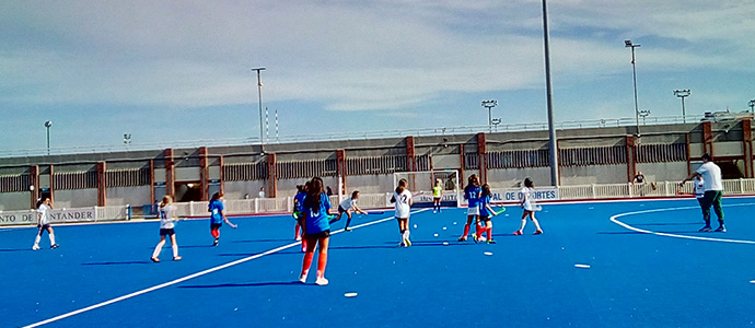 El hockey campurriano debuta en Santander con una victoria y una derrota