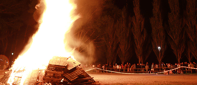 La hoguera de San Juan encender un ao ms la noche valluca