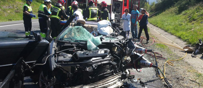Un hombre, herido grave, tras colisionar su turismo contra un autobs escolar en Ampuero