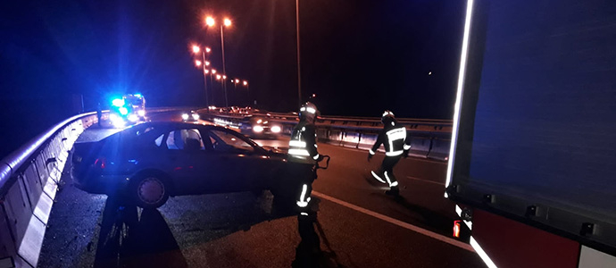 Un hombre resulta herido leve al salirse de la va con su vehculo en la A-8 a la altura de Guriezo