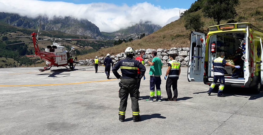 Un hombre, con pron�stico reservado, tras caer 15 metros por un talud del r�o Bull�n en Frama