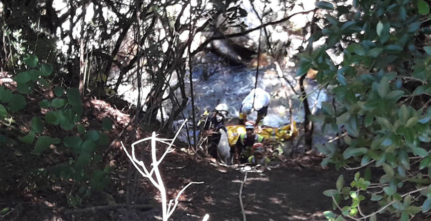 Un hombre, con pron�stico reservado, tras caer 15 metros por un talud del r�o Bull�n en Frama