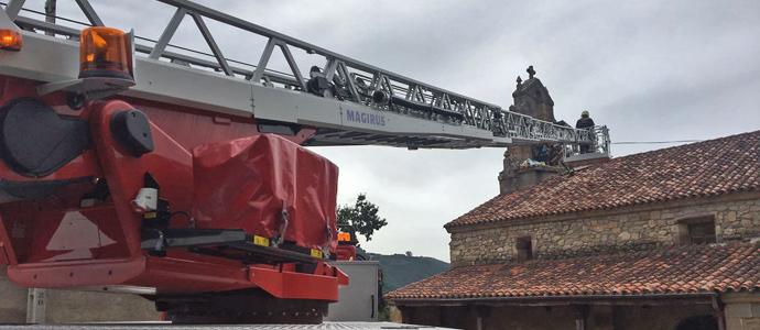Un hombre resulta herido al explotar material pirot�cnico en el campanario de la iglesia de Villasevil