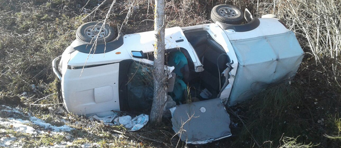 Un hombre resulta herido en Campoo de Yuso tras salirse de la va y volcar su vehculo