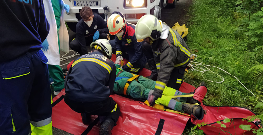 Un hombre resulta herido de gravedad tras caer por un terrapln mientras limpiaba cunetas en Ruesga