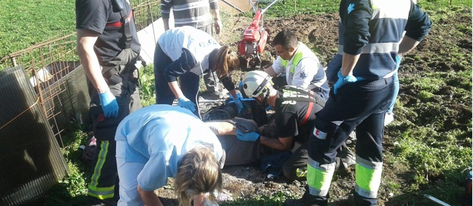 Un hombre resulta herido mientras araba una finca en Campoo de Suso