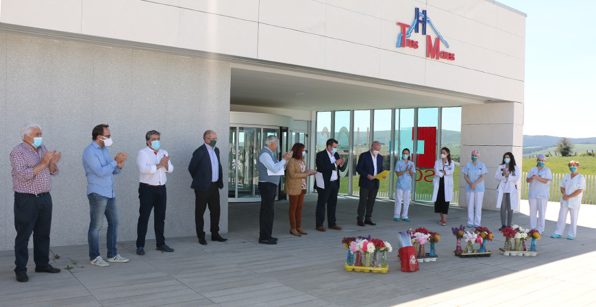 Homenaje floral a la plantilla del Hospital Tres Mares