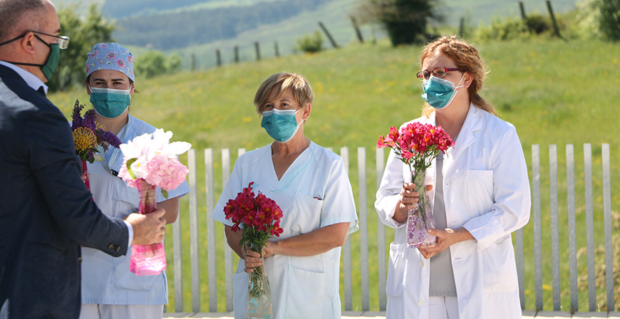Homenaje floral a la plantilla del Hospital Tres Mares