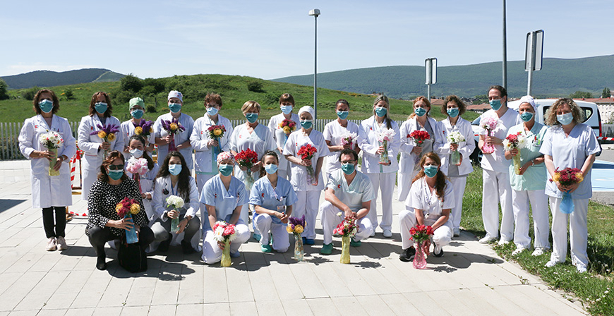 Homenaje floral a la plantilla del Hospital Tres Mares