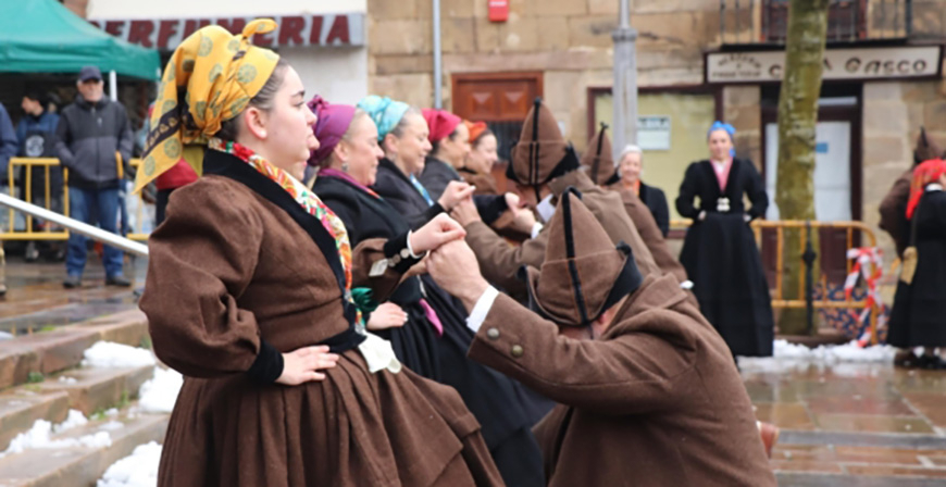 Homenaje a  las mujeres del folclore de Reinosa
