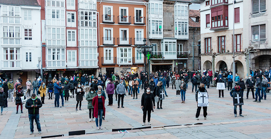 Los hosteleros campurrianos claman frente al Ayuntamiento de Reinosa por ayudas directas al sector