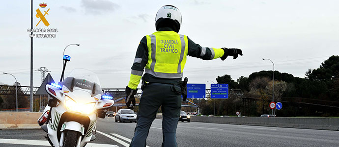 Huye de un control de trfico nocturno circulando por el carril contrario, no respetando las seales y con las luces apagadas