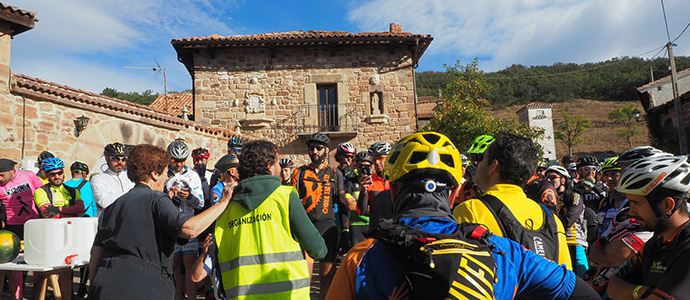 La I BTT 'Pedaleando por el romnico' rene a 300 ciclotusistas