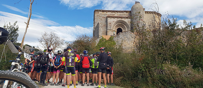 La I BTT 'Pedaleando por el romnico' rene a 300 ciclotusistas