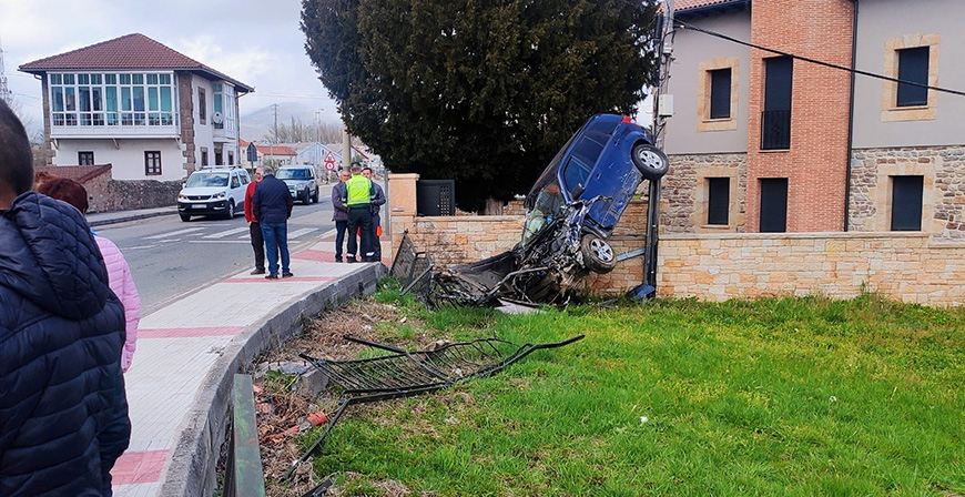 Ileso un conductor que se sale de la calzada, rompe una verja y acaba sobre un muro de piedra de una vivienda de Matamorosa