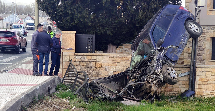 Ileso un conductor que se sale de la calzada, rompe una verja y acaba sobre un muro de piedra de una vivienda de Matamorosa