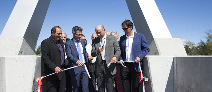 Inaugurada la nueva pasarela peatonal sobre el Hjar en Matamorosa