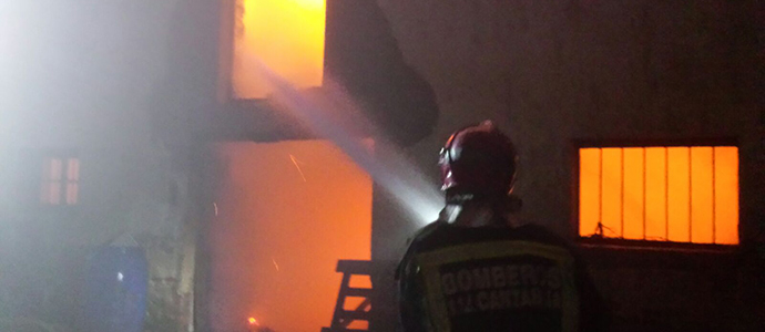 Un incendio arrasa una cabaa en Brcena de Cicero