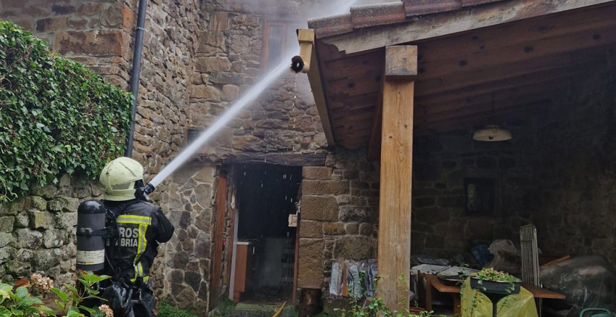 Un incendio arrasa una vivienda de Reocn de los Molinos