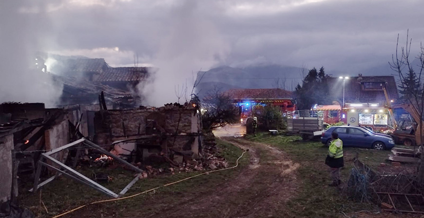 Un incendio calcina un almacn y afecta a la vivienda anexa en Vega de Libana