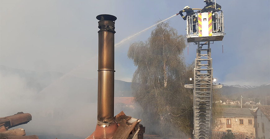 Un incendio calcina una casa de Naveda