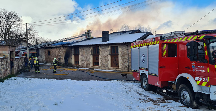 Un incendio calcina una casa y un pajar en Naveda