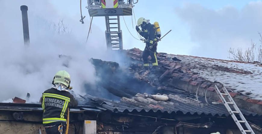 Un incendio calcina una casa y un pajar en Naveda