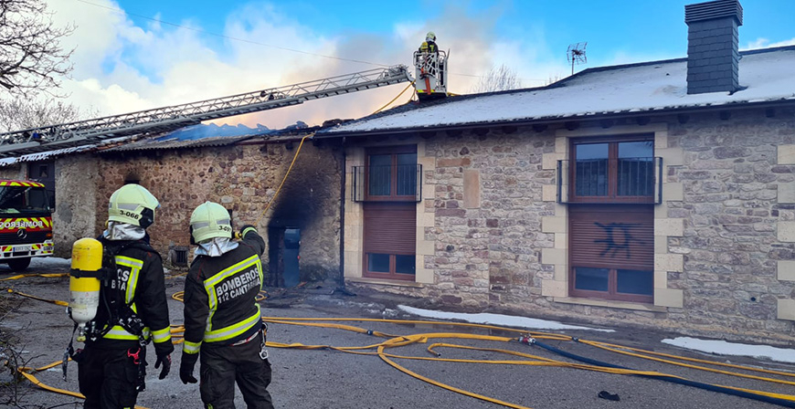 Un incendio calcina una casa y un pajar en Naveda