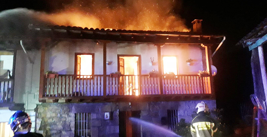 Un incendio calcina una casa en Santa Mara de Cayn